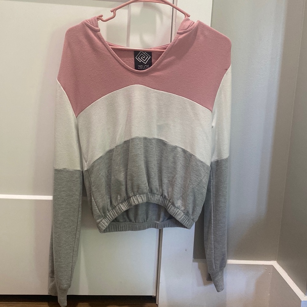 Long sleeved and hoodie attached, cropped shirt. Only worn twice!